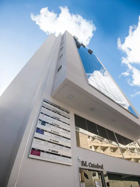 Fachada do Edifício Catedral, onde fica a clínica, no 6º andar